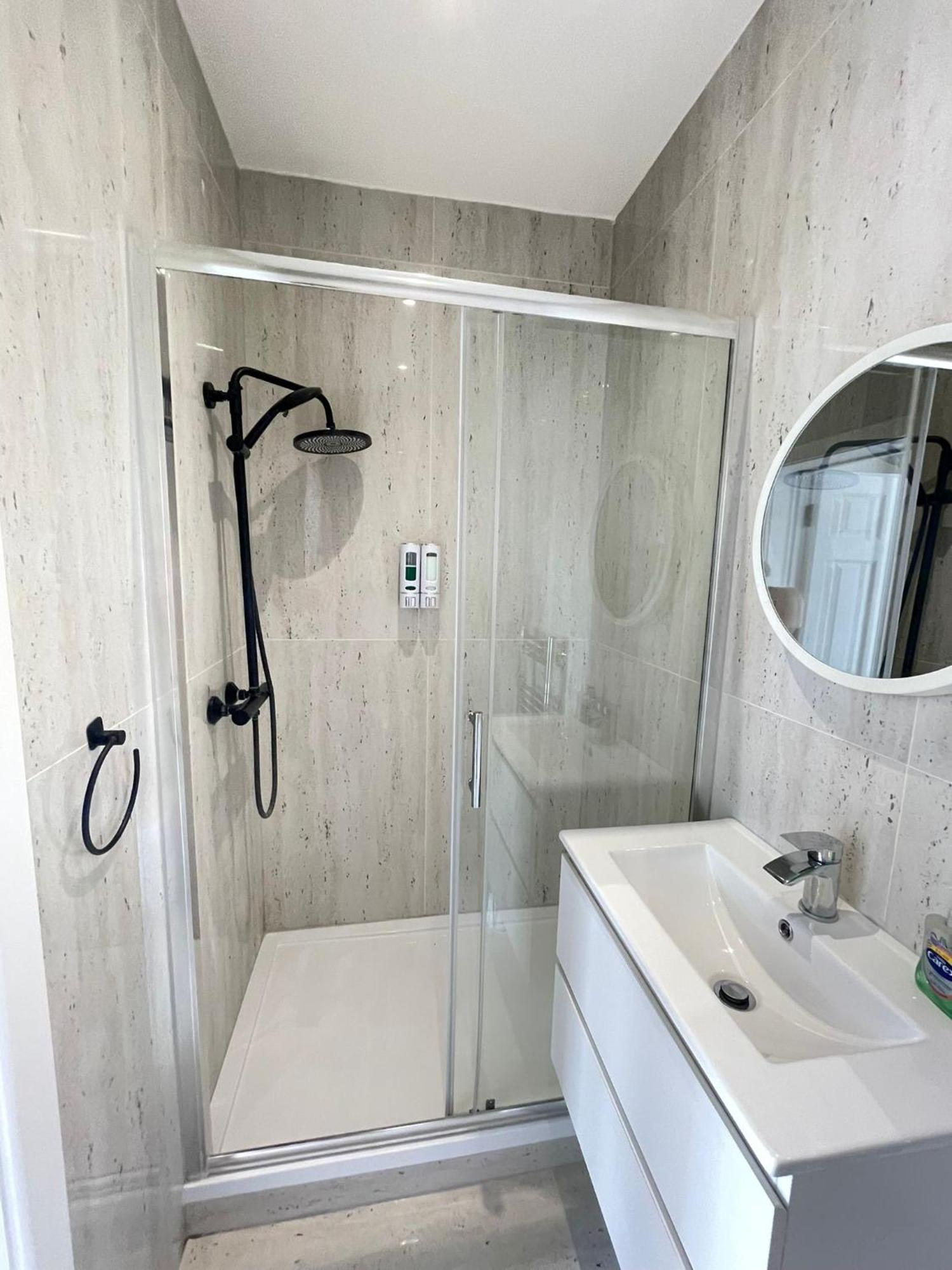 Comfortable Bay Window Stone Private Bathroom Edgware Eksteriør bilde