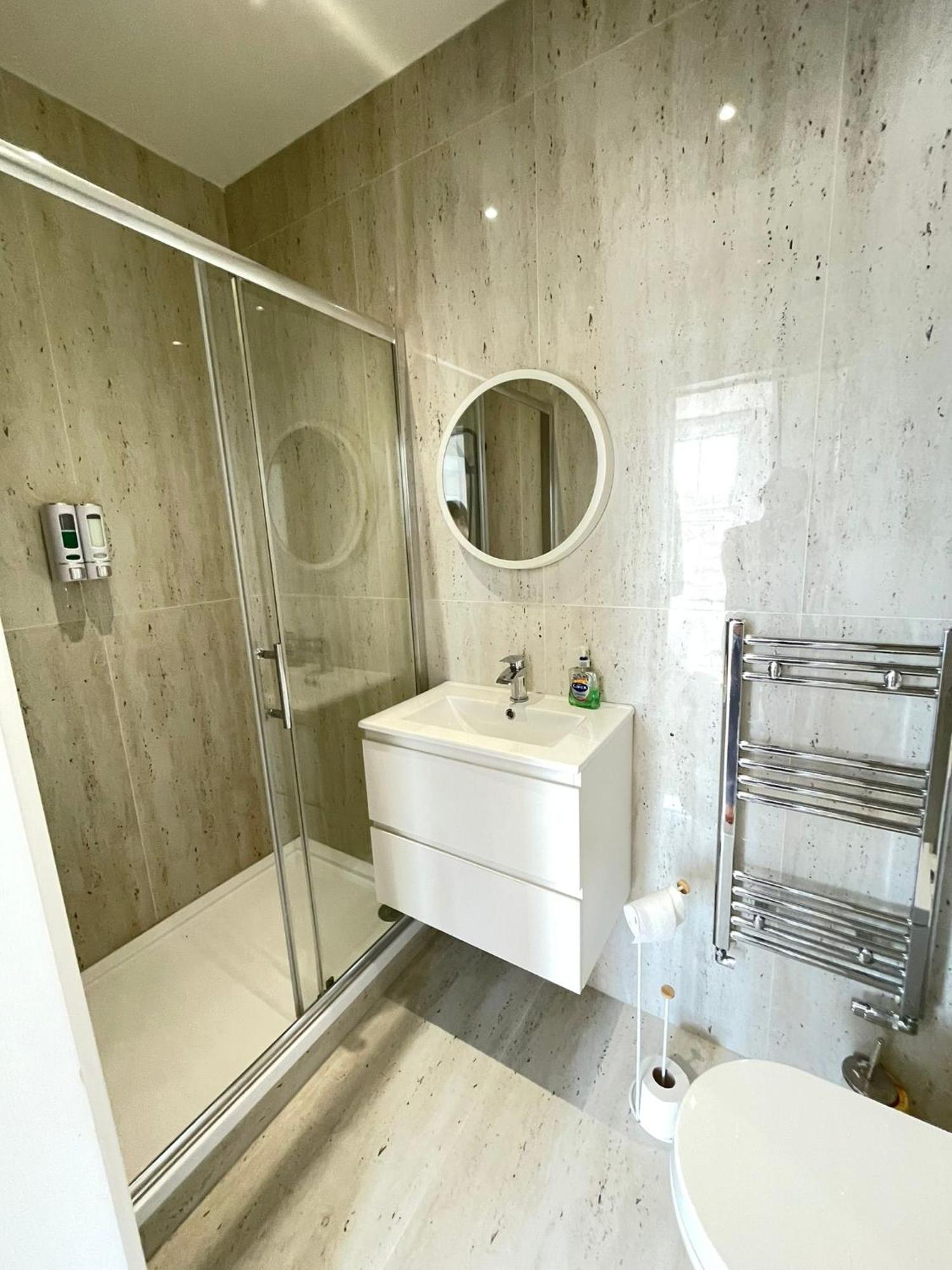 Comfortable Bay Window Stone Private Bathroom Edgware Eksteriør bilde